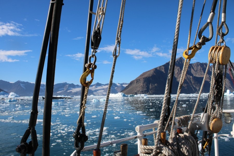 Alpine Peaks of Spitsbergen, Ski & Sail